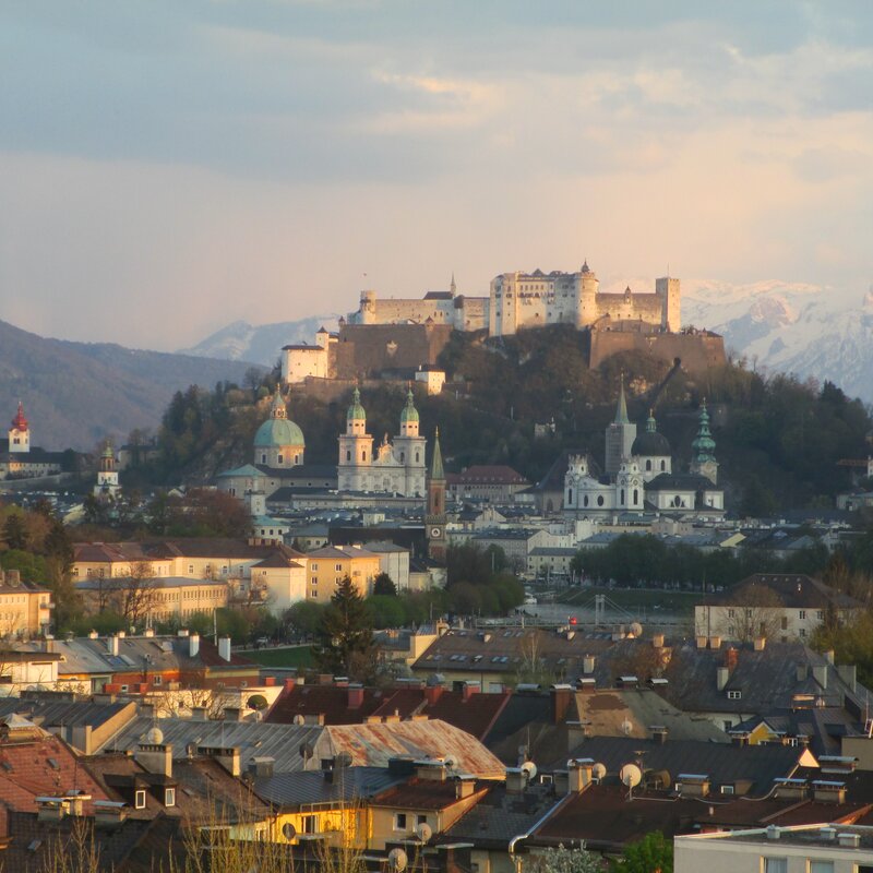 Blick auf Festung Hohensalzburg: 3-Zimmer Wohnung, Kurzzeitmiete & Wohnen auf Zeit für 1 bis 6 Monate in Salzburg