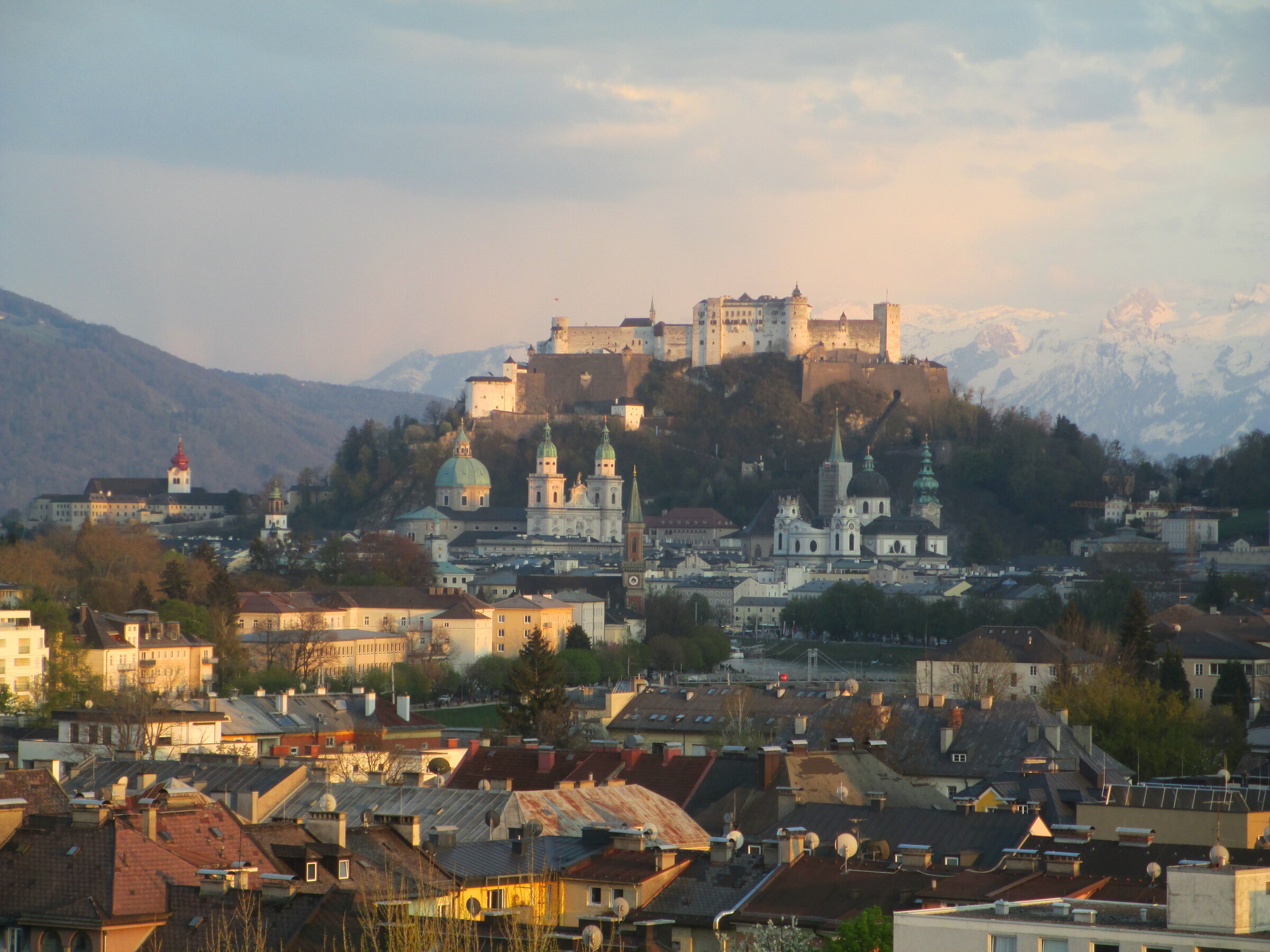 Blick auf Festung Hohensalzburg: 3-Zimmer Wohnung, Kurzzeitmiete & Wohnen auf Zeit für 1 bis 6 Monate in Salzburg