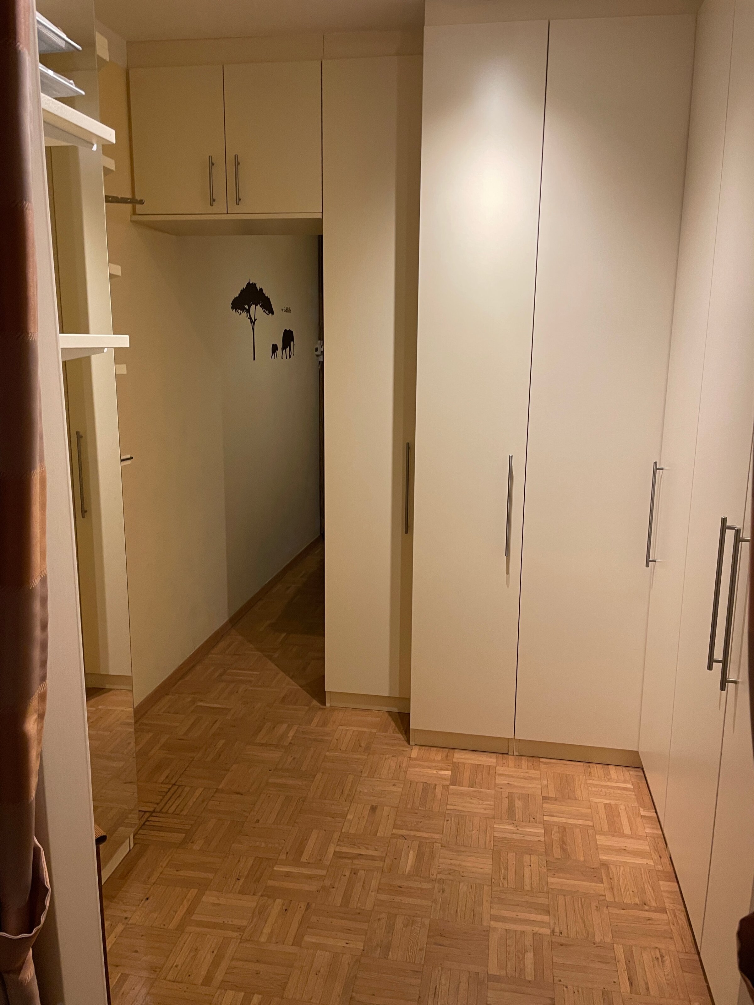 Schrankraum und Durchgang zum Schlafraum