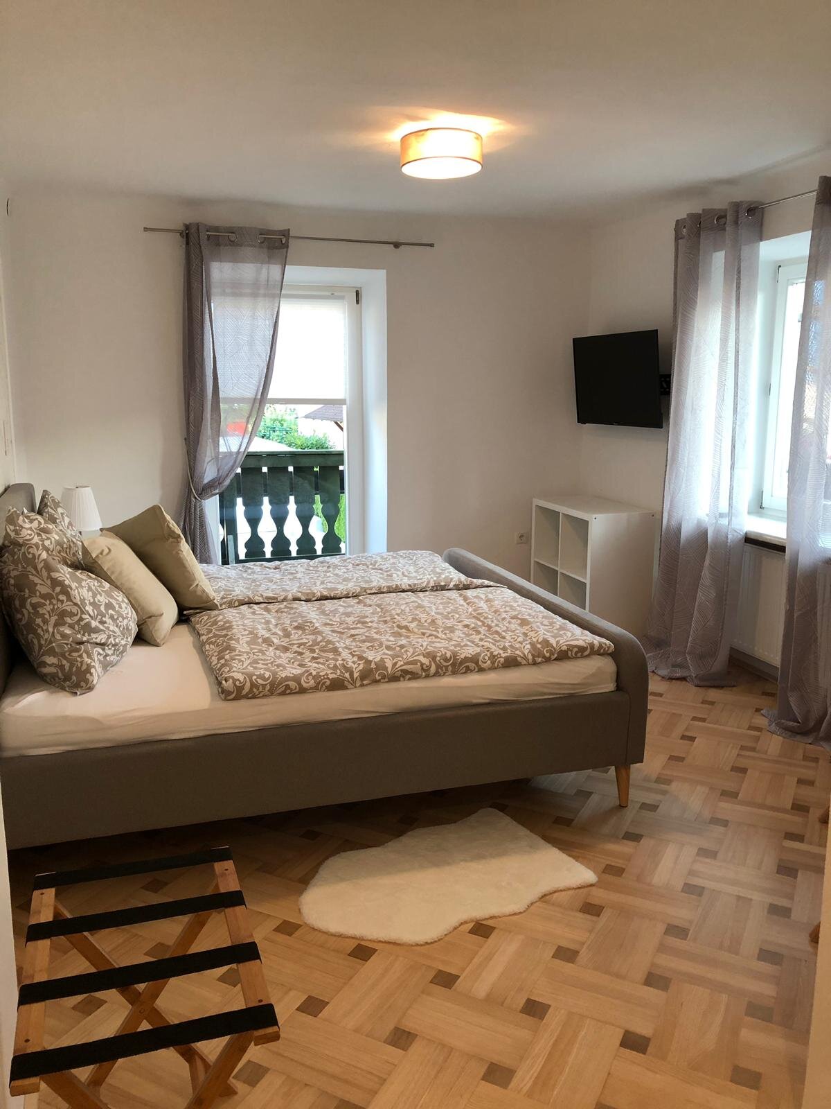 Helles Schlafzimmer mit Doppelbett & Balkon – 1-Zimmer Apartment zur Kurzzeitmiete & Wohnen auf Zeit für 1 bis 6 Monate in Anthering