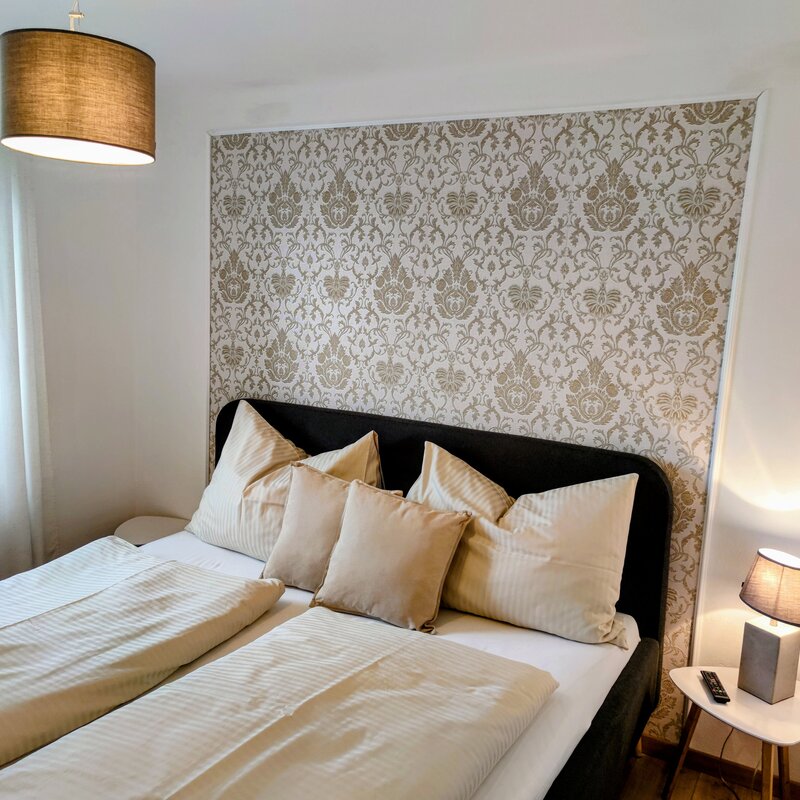 Stilvoll eingerichtetes Zimmer mit Doppelbett – Kurzzeitmiete & Wohnen auf Zeit für 1 bis 6 Monate in Anthering