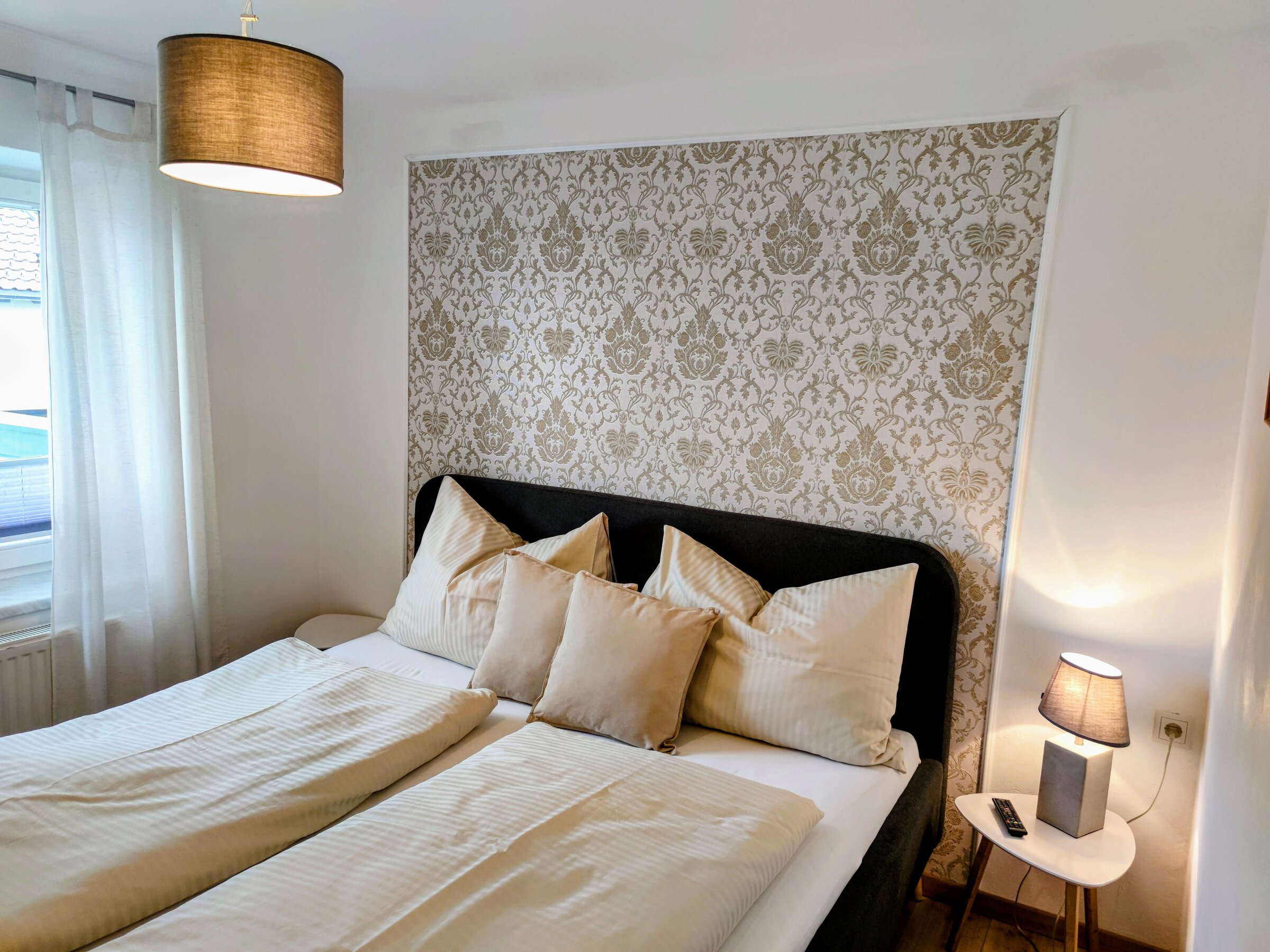 Stilvoll eingerichtetes Zimmer mit Doppelbett – Kurzzeitmiete & Wohnen auf Zeit für 1 bis 6 Monate in Anthering