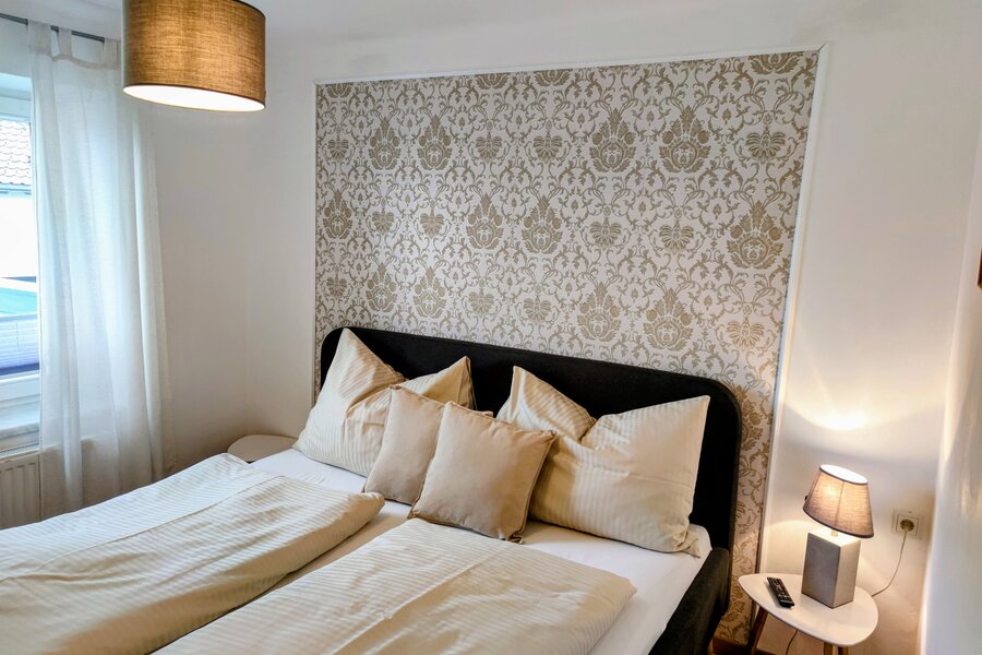 Stilvoll eingerichtetes Zimmer mit Doppelbett – Kurzzeitmiete & Wohnen auf Zeit für 1 bis 6 Monate in Anthering
