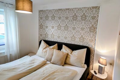 Stilvoll eingerichtetes Zimmer mit Doppelbett – Kurzzeitmiete & Wohnen auf Zeit für 1 bis 6 Monate in Anthering