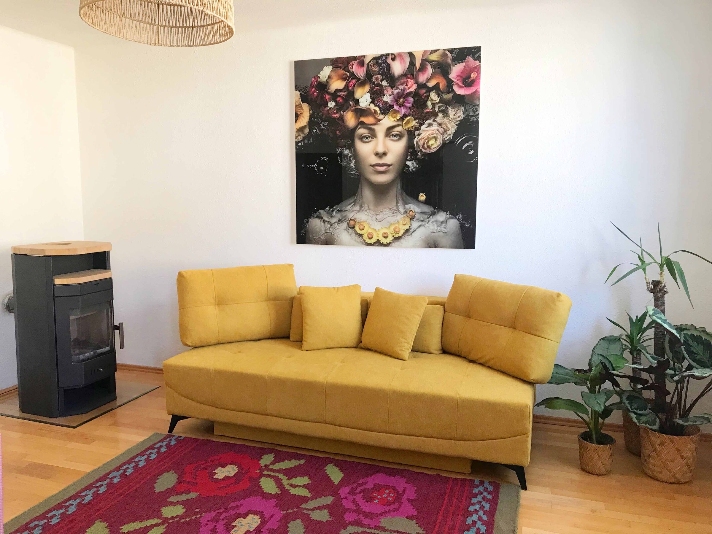 Bright living room with design sofa & art wall – 2-room apartment for short-term rental & temporary housing, 1 to 6 months, Salzburg