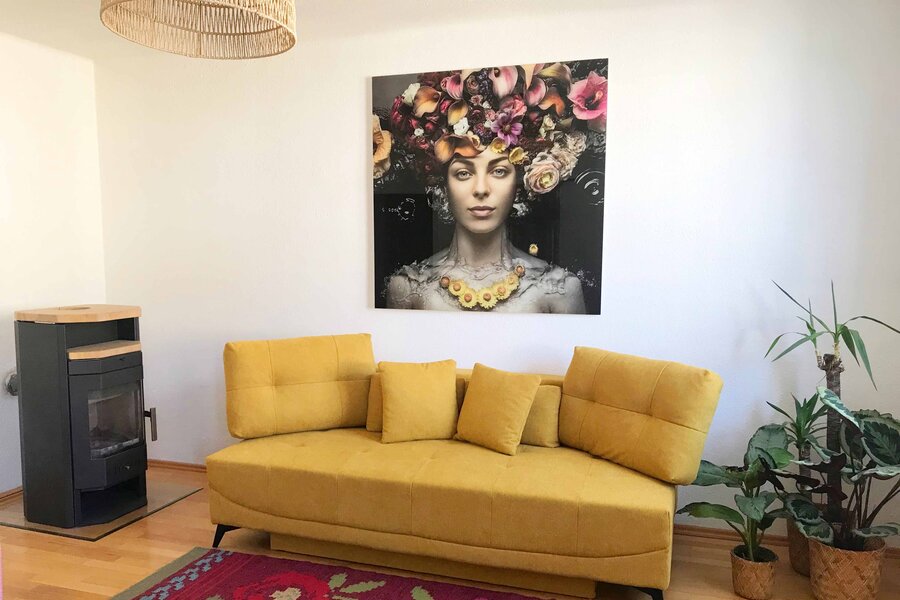 Bright living room with design sofa & art wall – 2-room apartment for short-term rental & temporary housing, 1 to 6 months, Salzburg
