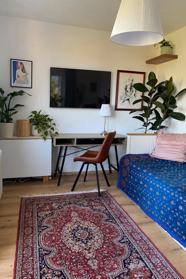 Furnished living space with desk & plants – studio for short-term rental, temporary housing for 1 to 6 months, Salzburg