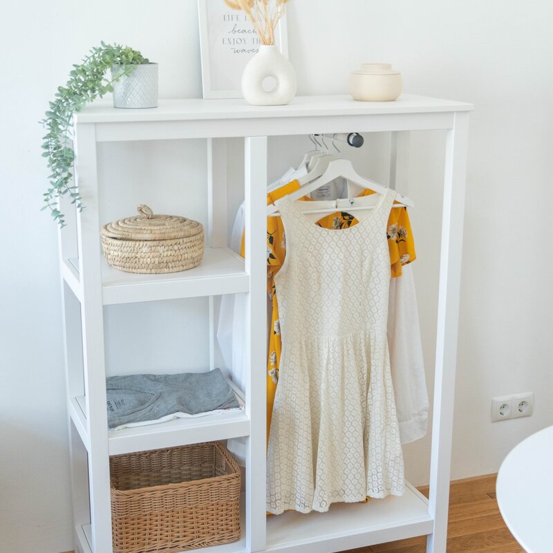 du hast zudem genügend Platz für deine Kleidung in einer zusätzlichen Kommode 