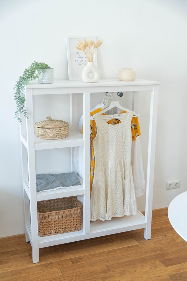 du hast zudem genügend Platz für deine Kleidung in einer zusätzlichen Kommode 