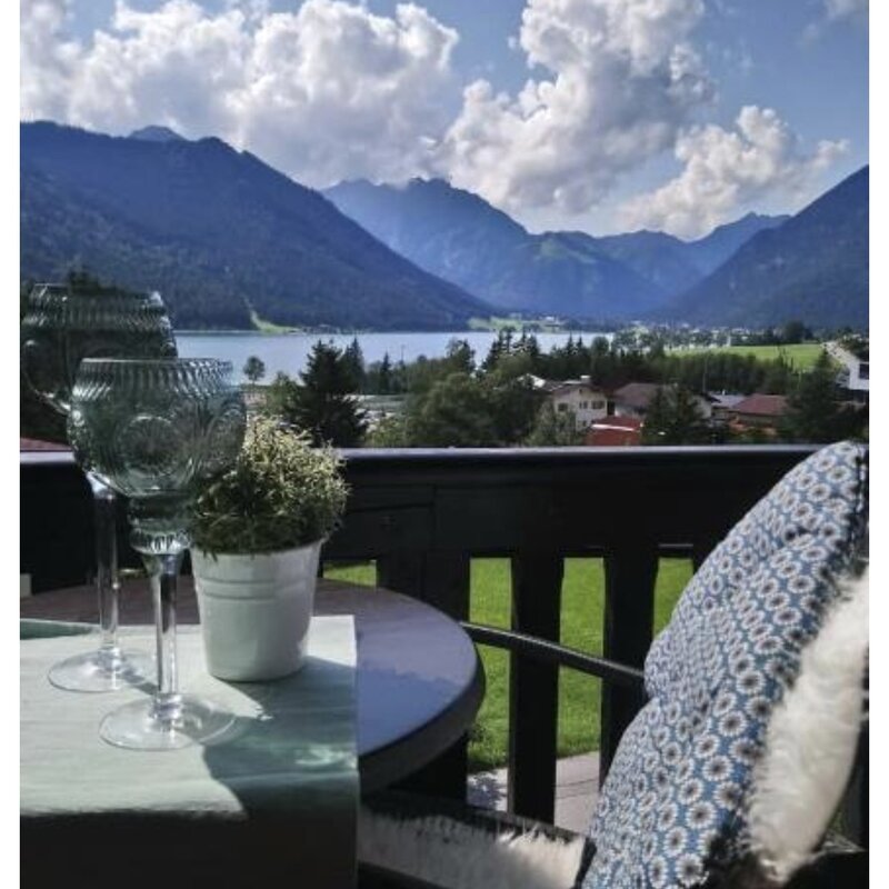 Balkon mit Seeblick & Bergen: 1-Zimmer Apartment, Kurzzeitmiete & Wohnen auf Zeit für 1 bis 6 Monate in Maurach