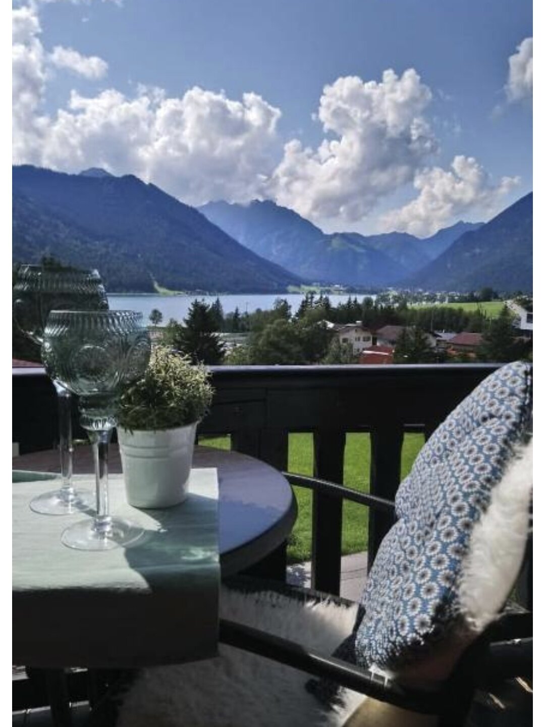 Balkon mit Seeblick & Bergen: 1-Zimmer Apartment, Kurzzeitmiete & Wohnen auf Zeit für 1 bis 6 Monate in Maurach