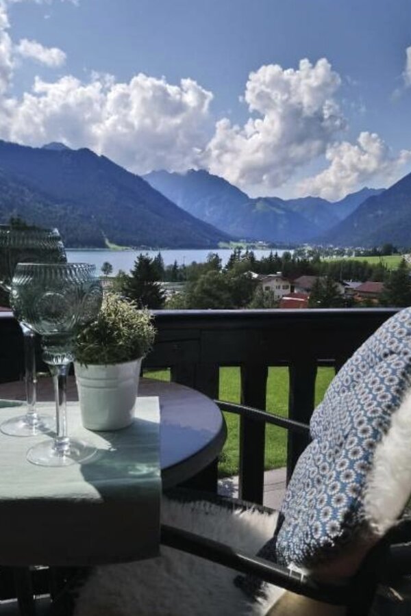 Balkon mit Seeblick & Bergen: 1-Zimmer Apartment, Kurzzeitmiete & Wohnen auf Zeit für 1 bis 6 Monate in Maurach