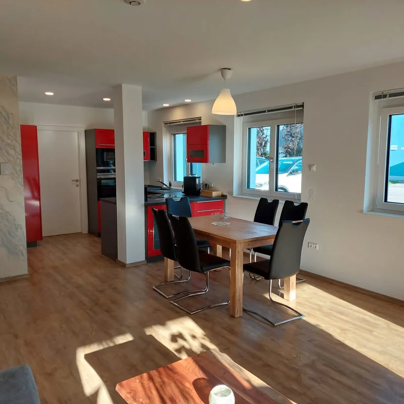 Großer Wohn- und Essbereich mit integrierter vollausgestatteter Küche | © J.D. 2023