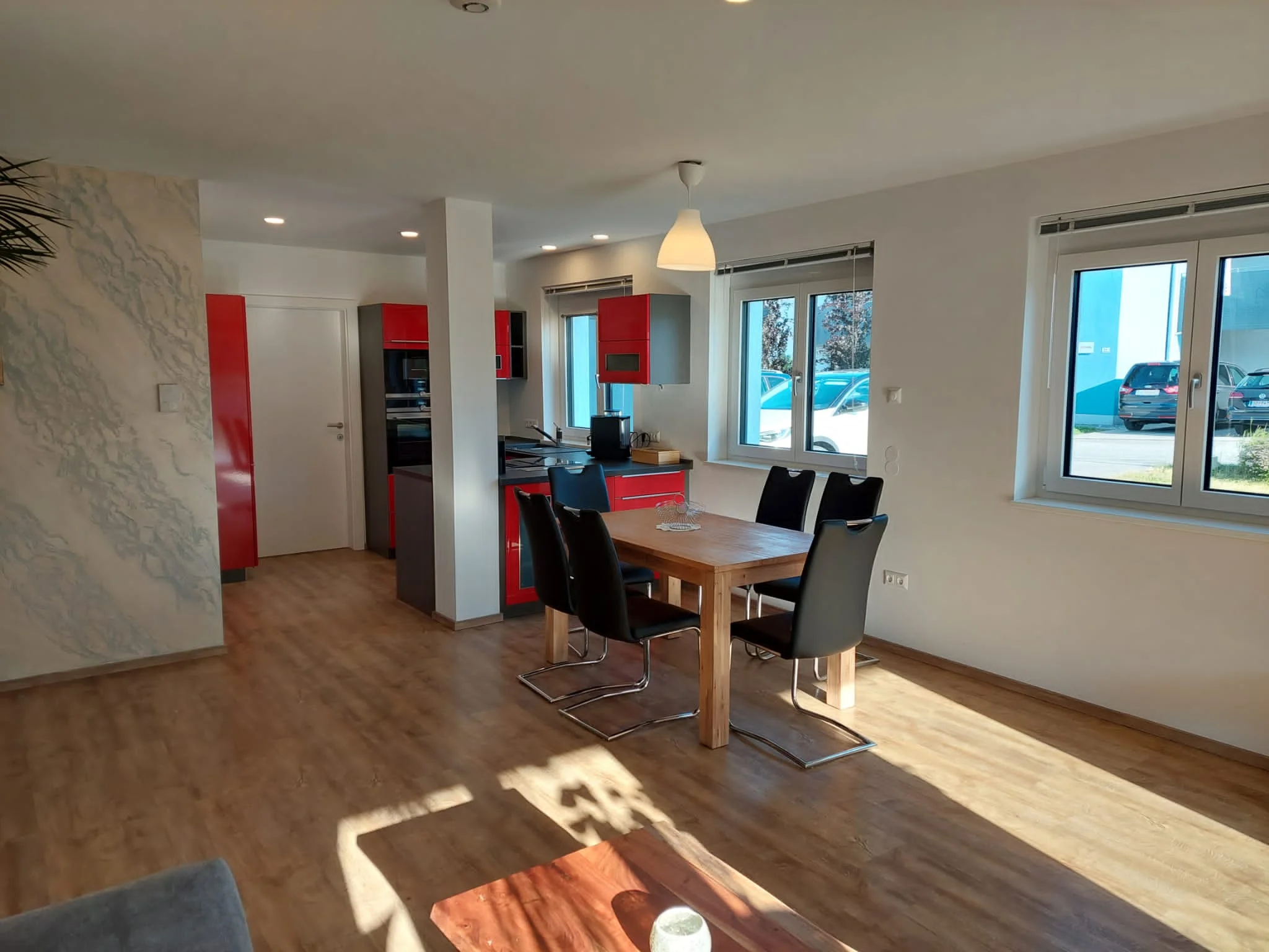 Großer Wohn- und Essbereich mit integrierter vollausgestatteter Küche | © J.D. 2023