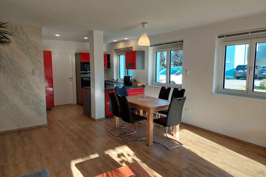 Großer Wohn- und Essbereich mit integrierter vollausgestatteter Küche | © J.D. 2023