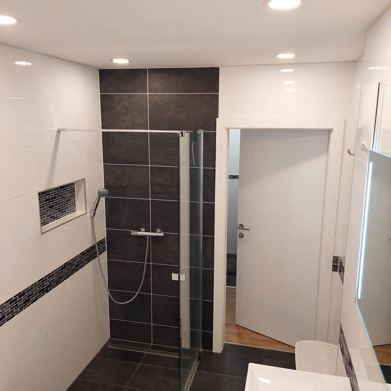 mit Dusche und Badewanne | © J.D. 2023