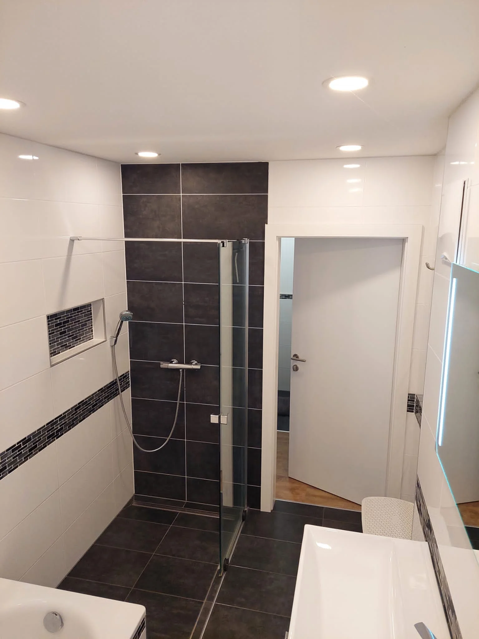 mit Dusche und Badewanne | © J.D. 2023