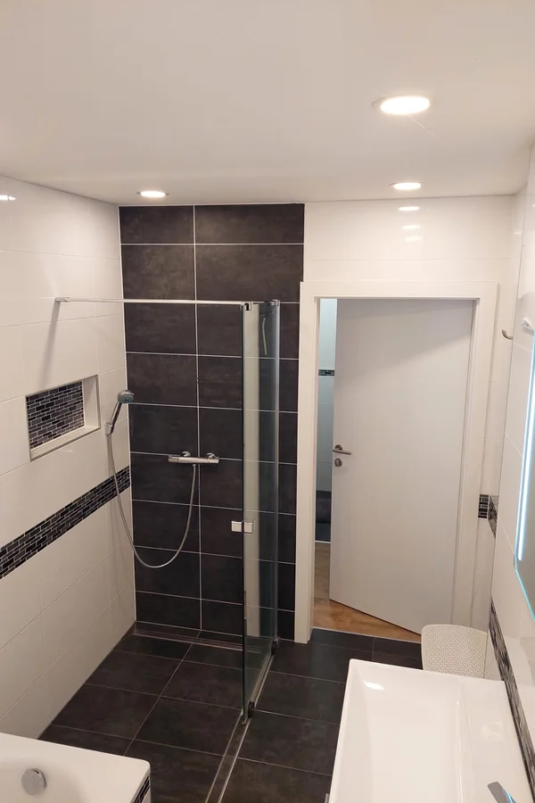 mit Dusche und Badewanne | © J.D. 2023