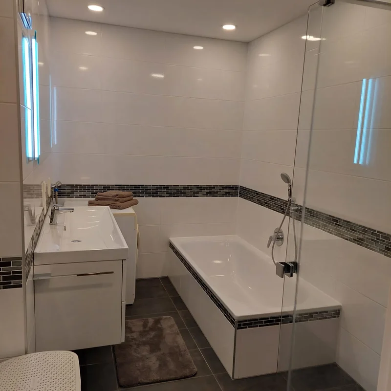 mit Dusche und Badewanne | © J.D. 2023