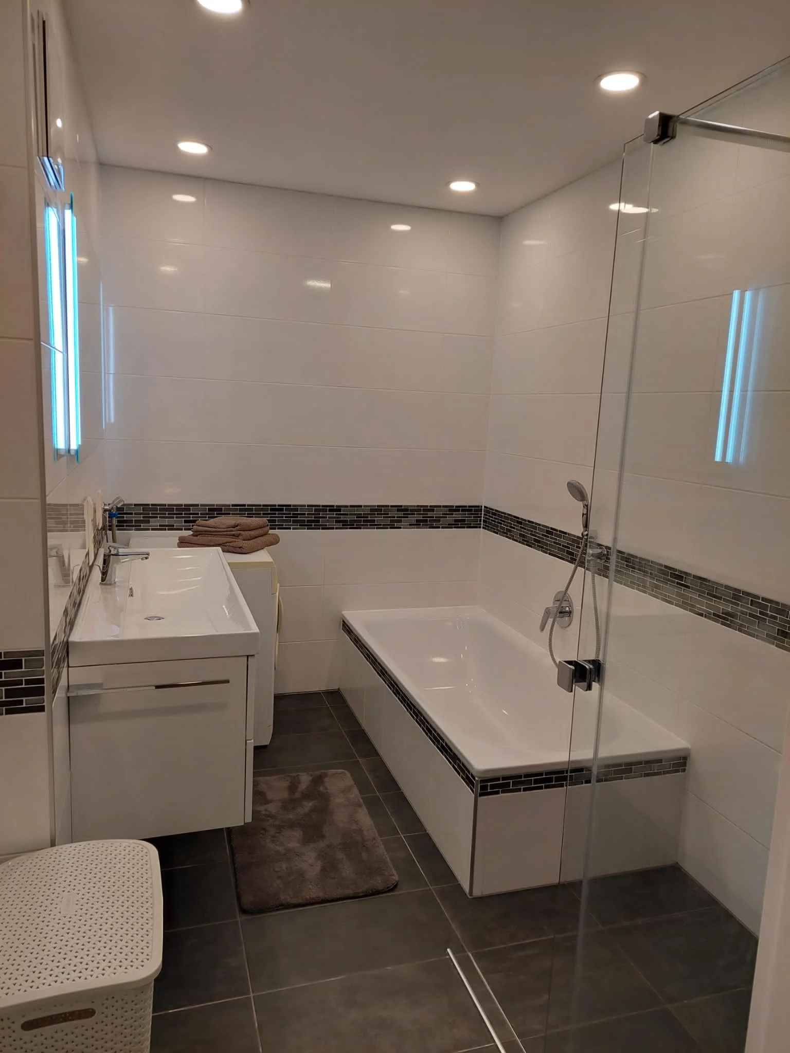 mit Dusche und Badewanne | © J.D. 2023