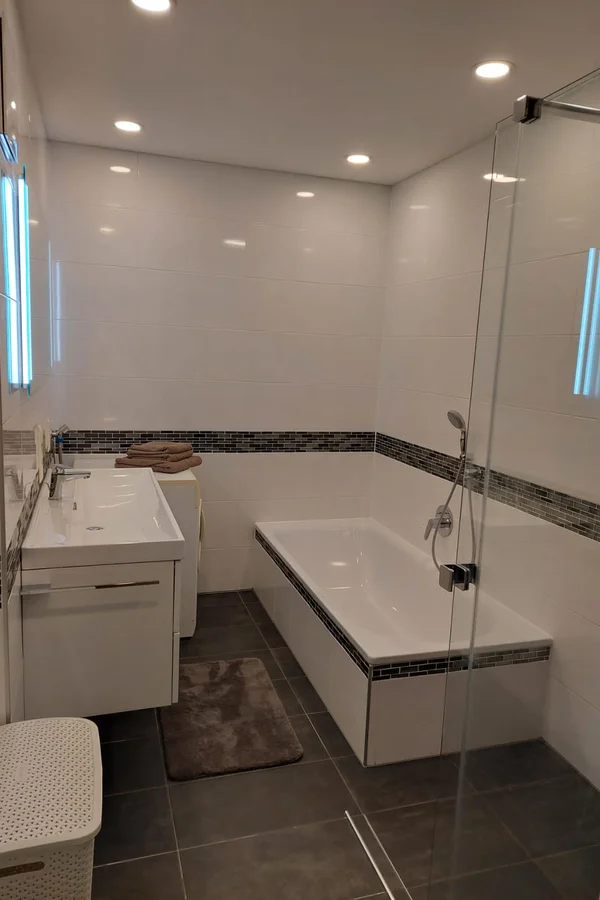 mit Dusche und Badewanne | © J.D. 2023