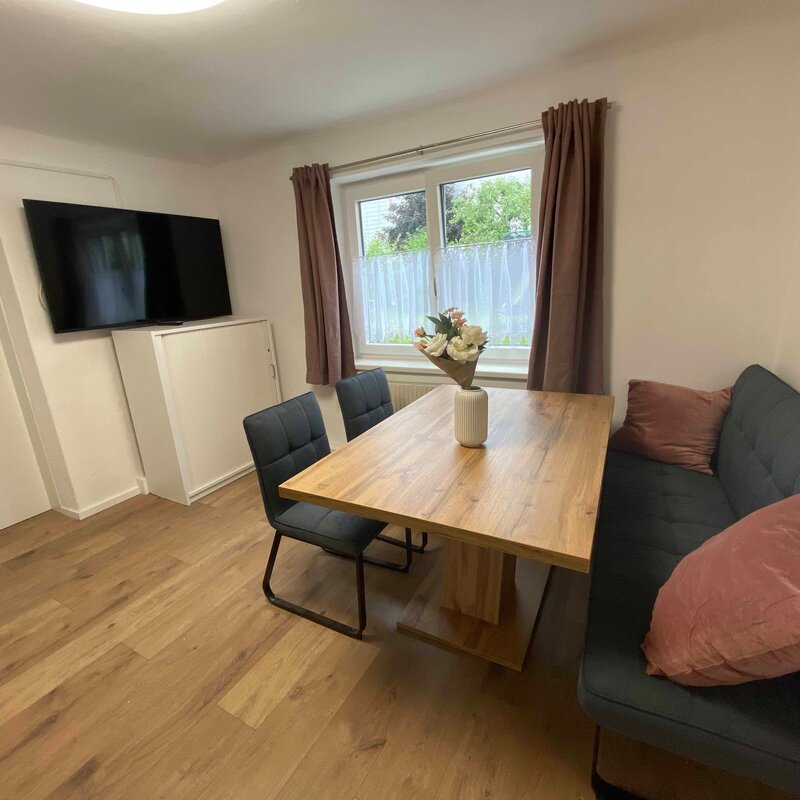 Essecke mit Gartenblick und TV