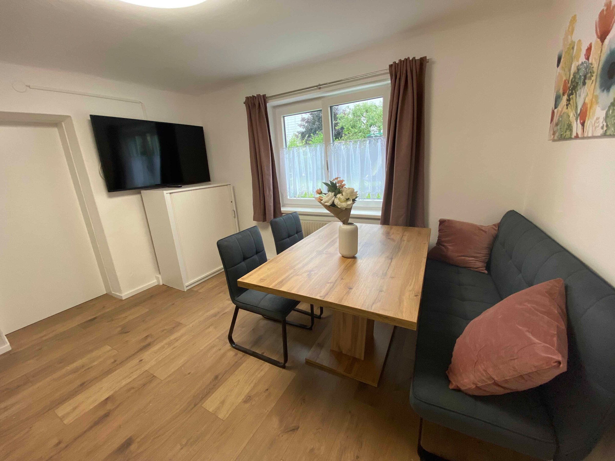 Essecke mit Gartenblick und TV