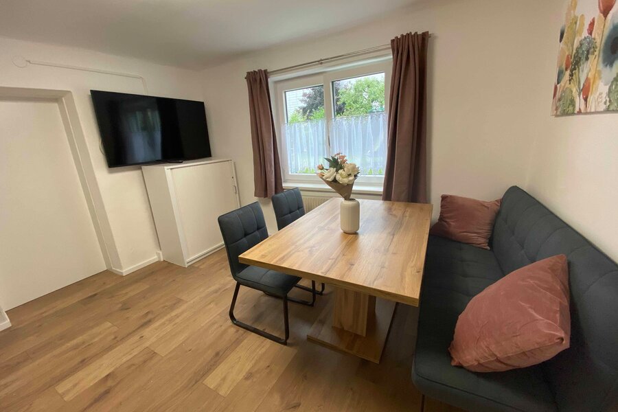 Essecke mit Gartenblick und TV