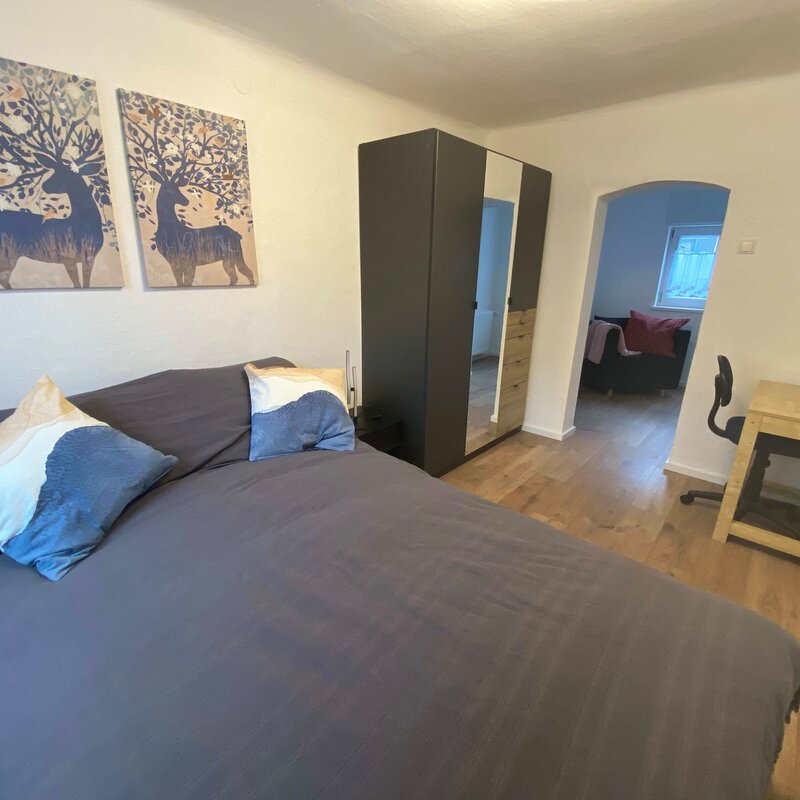 Schlafzimmer mit Doppelbett, Schrank un d Schreibtisch. Durchgangszimmer mit Zustellbett (1 person)