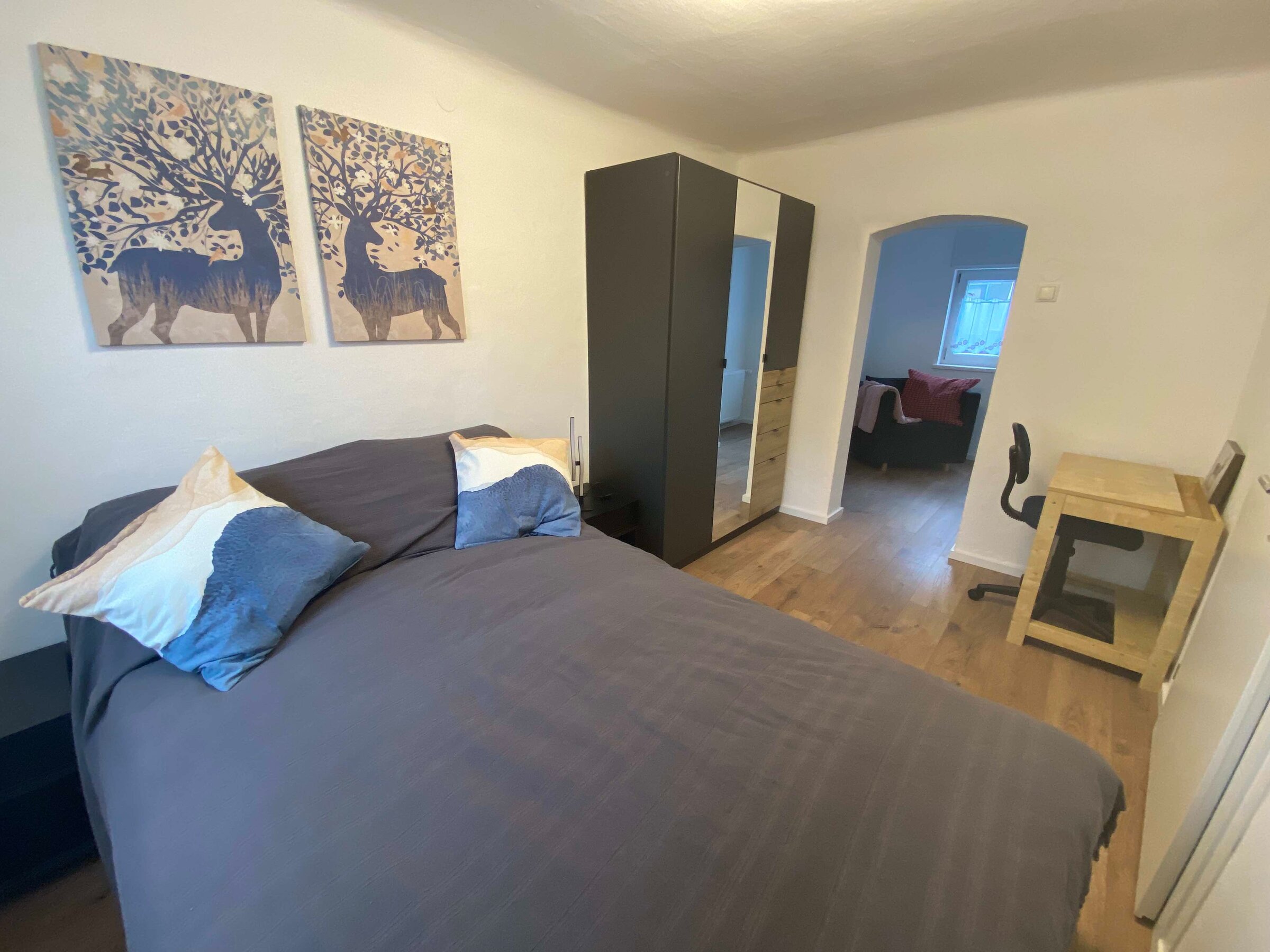 Schlafzimmer mit Doppelbett, Schrank un d Schreibtisch. Durchgangszimmer mit Zustellbett (1 person)