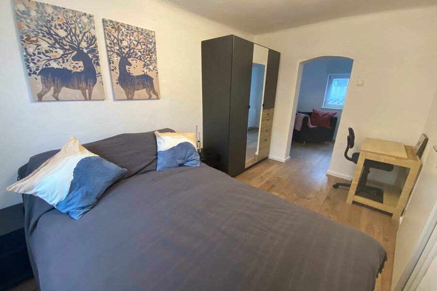 Schlafzimmer mit Doppelbett, Schrank un d Schreibtisch. Durchgangszimmer mit Zustellbett (1 person)