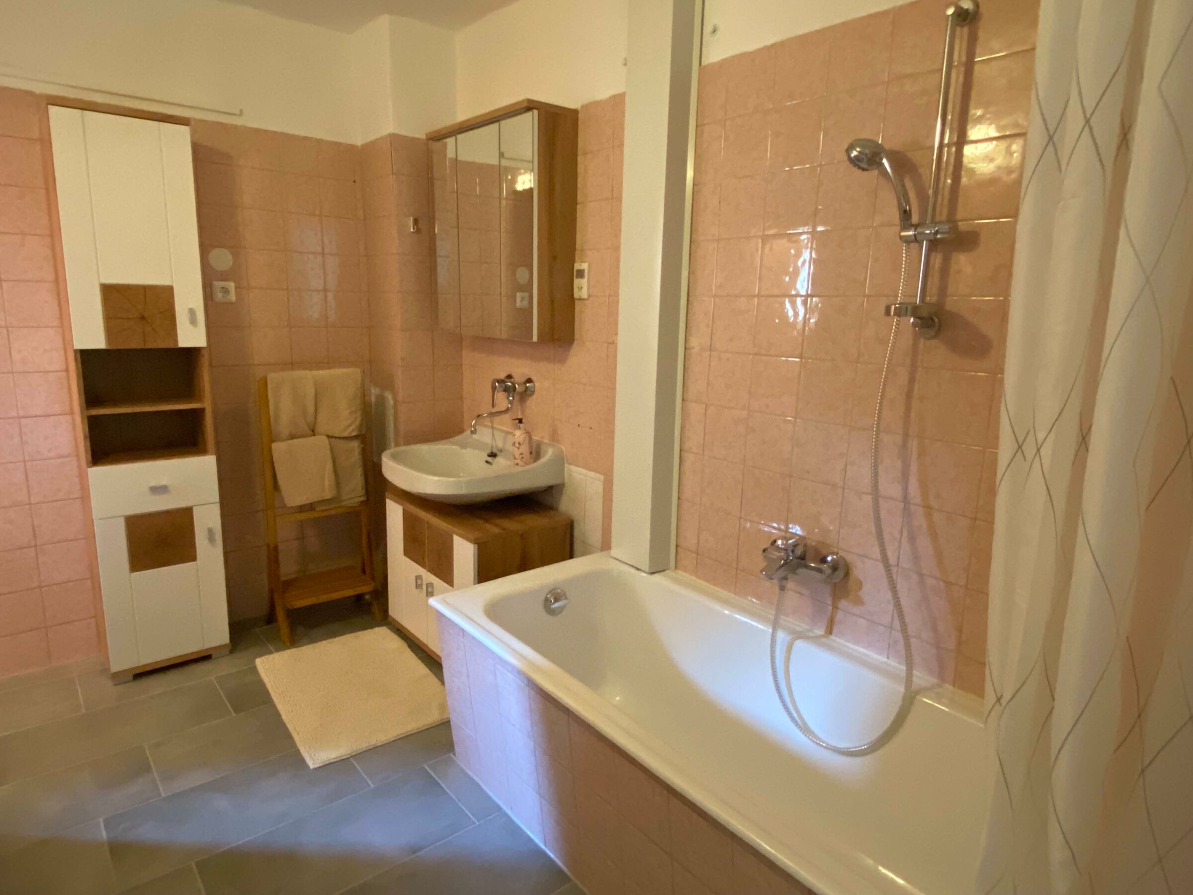 Badezimmer mit Wanne und WC (links)