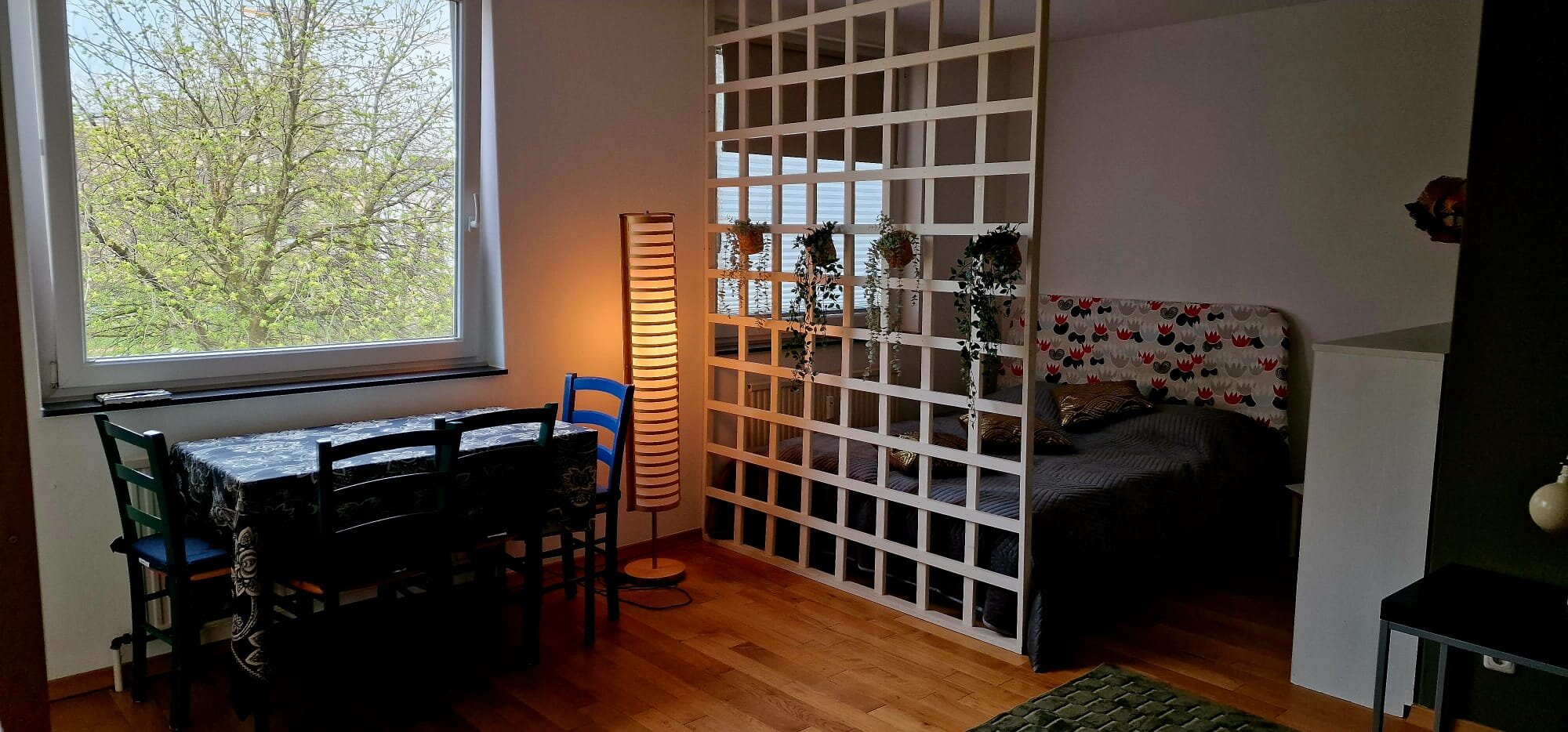 1 Zimmer mit großen Fenster