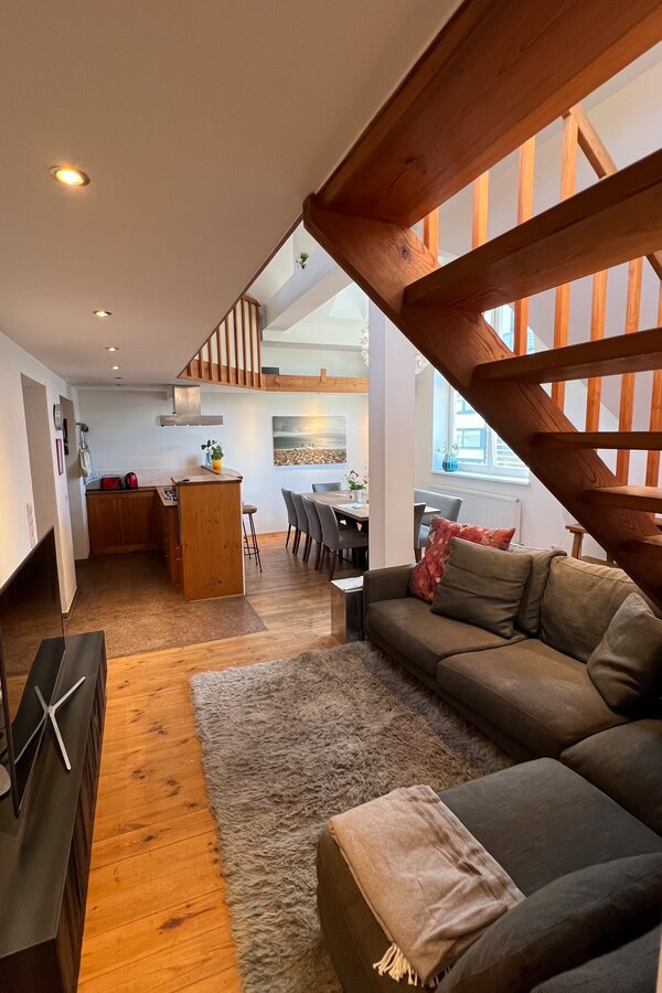 Bright 4-room apartment with open kitchen & wooden staircase – short-term rental & temporary housing for 1 to 6 months in Salzburg