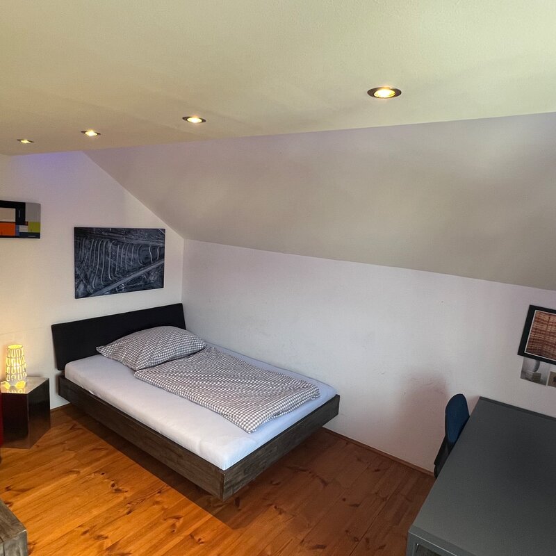 Our two bedrooms are each equipped with a comfortable double bed, the promise of a restful night. The loving furnishings and soft lighting create a peaceful atmosphere in which you can relax and leave the stress of everyday life behind you. Each room has a practical chest of drawers that offers enough storage space for your clothes, while the spacious built-in closet in the hallway provides additional space for wardrobe and luggage. These rooms are perfect for couples or single travelers who value comfort and privacy.