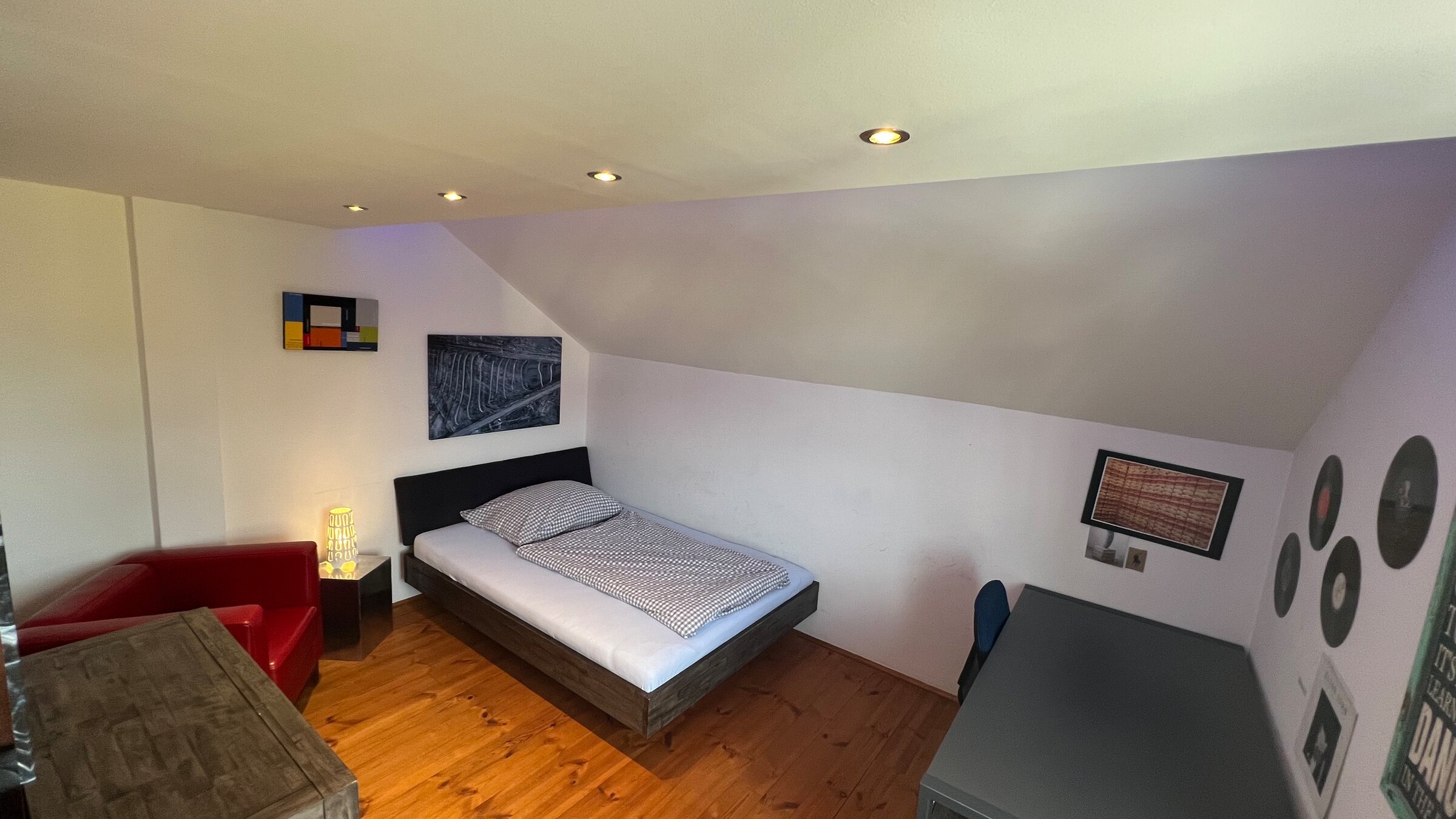 Our two bedrooms are each equipped with a comfortable double bed, the promise of a restful night. The loving furnishings and soft lighting create a peaceful atmosphere in which you can relax and leave the stress of everyday life behind you. Each room has a practical chest of drawers that offers enough storage space for your clothes, while the spacious built-in closet in the hallway provides additional space for wardrobe and luggage. These rooms are perfect for couples or single travelers who value comfort and privacy.
