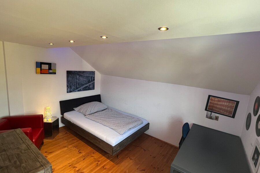Our two bedrooms are each equipped with a comfortable double bed, the promise of a restful night. The loving furnishings and soft lighting create a peaceful atmosphere in which you can relax and leave the stress of everyday life behind you. Each room has a practical chest of drawers that offers enough storage space for your clothes, while the spacious built-in closet in the hallway provides additional space for wardrobe and luggage. These rooms are perfect for couples or single travelers who value comfort and privacy.