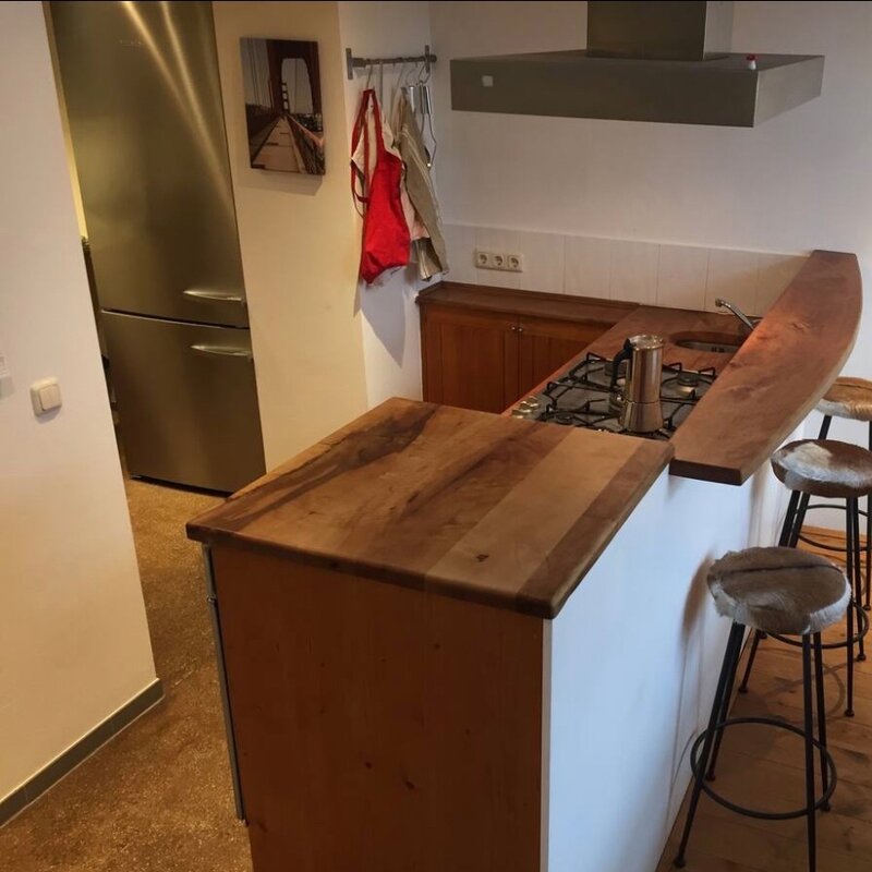  Entdecken Sie den Charme unserer offenen Küche, die mit allem ausgestattet ist, was Sie für die Zubereitung von Familienmahlzeiten oder das Bewirten von Freunden benötigen. Der zuverlässige Gasherd und die zwei geräumigen Waschbecken machen das Kochen und Aufräumen zum Kinderspiel, während der großzügige Kühlschrank mit Eismaker sicherstellt, dass Ihre Speisen und Getränke stets perfekt gekühlt sind. Die Küche verfügt über eine einladende Atmosphäre mit drei Barhockern an der Kücheninsel, die nicht nur einen gemütlichen Platz für das Frühstück bieten, sondern auch einen idealen Treffpunkt für gesellige Stunden beim Kochen. Dieser Raum ist perfekt für diejenigen, die Wert auf Funktionalität und Gemütlichkeit legen, und bildet den idealen Mittelpunkt für das Zusammenkommen mit Familie und Freunden.