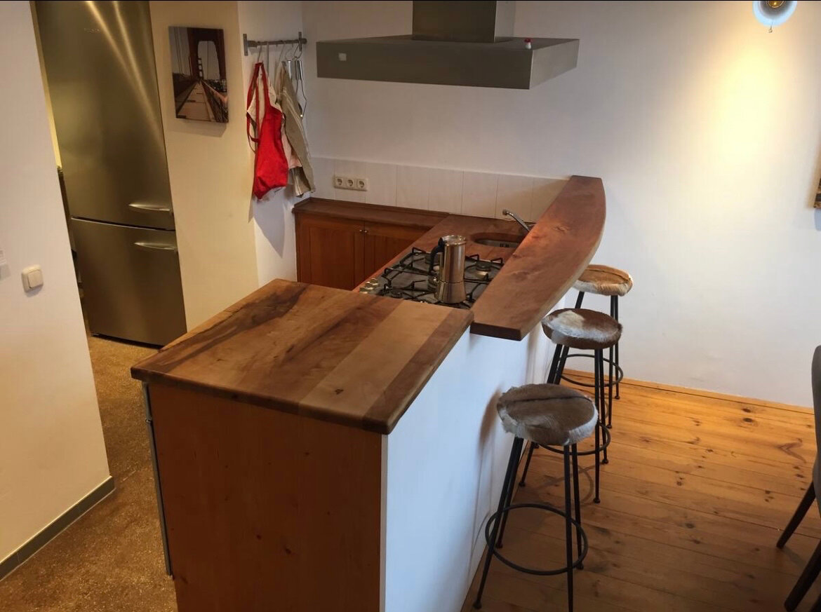  Entdecken Sie den Charme unserer offenen Küche, die mit allem ausgestattet ist, was Sie für die Zubereitung von Familienmahlzeiten oder das Bewirten von Freunden benötigen. Der zuverlässige Gasherd und die zwei geräumigen Waschbecken machen das Kochen und Aufräumen zum Kinderspiel, während der großzügige Kühlschrank mit Eismaker sicherstellt, dass Ihre Speisen und Getränke stets perfekt gekühlt sind. Die Küche verfügt über eine einladende Atmosphäre mit drei Barhockern an der Kücheninsel, die nicht nur einen gemütlichen Platz für das Frühstück bieten, sondern auch einen idealen Treffpunkt für gesellige Stunden beim Kochen. Dieser Raum ist perfekt für diejenigen, die Wert auf Funktionalität und Gemütlichkeit legen, und bildet den idealen Mittelpunkt für das Zusammenkommen mit Familie und Freunden.