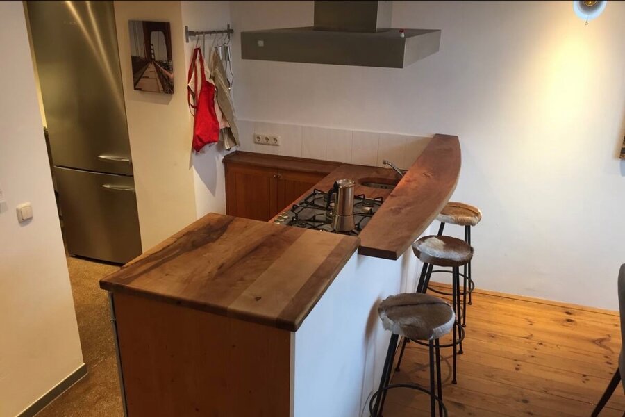  Entdecken Sie den Charme unserer offenen Küche, die mit allem ausgestattet ist, was Sie für die Zubereitung von Familienmahlzeiten oder das Bewirten von Freunden benötigen. Der zuverlässige Gasherd und die zwei geräumigen Waschbecken machen das Kochen und Aufräumen zum Kinderspiel, während der großzügige Kühlschrank mit Eismaker sicherstellt, dass Ihre Speisen und Getränke stets perfekt gekühlt sind. Die Küche verfügt über eine einladende Atmosphäre mit drei Barhockern an der Kücheninsel, die nicht nur einen gemütlichen Platz für das Frühstück bieten, sondern auch einen idealen Treffpunkt für gesellige Stunden beim Kochen. Dieser Raum ist perfekt für diejenigen, die Wert auf Funktionalität und Gemütlichkeit legen, und bildet den idealen Mittelpunkt für das Zusammenkommen mit Familie und Freunden.