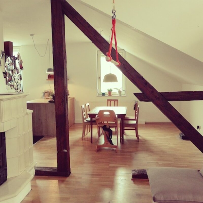 Blick vom Sofa aus auf die Küche und den Essbereich  | © Claudia Busslehner