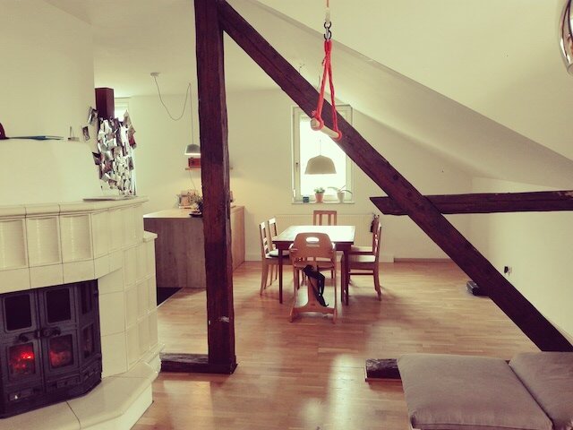 Blick vom Sofa aus auf die Küche und den Essbereich  | © Claudia Busslehner