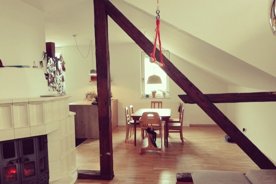 Blick vom Sofa aus auf die Küche und den Essbereich  | © Claudia Busslehner