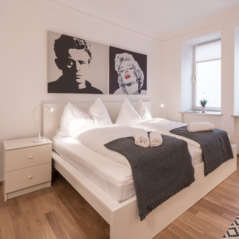 Bright bedroom with double bed & pop art decor – 1-room apartment, short-term rental, temporary housing for 1 to 6 months, Salzburg