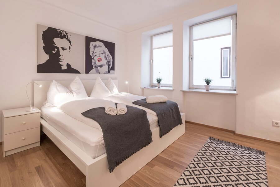 Bright bedroom with double bed & pop art decor – 1-room apartment, short-term rental, temporary housing for 1 to 6 months, Salzburg