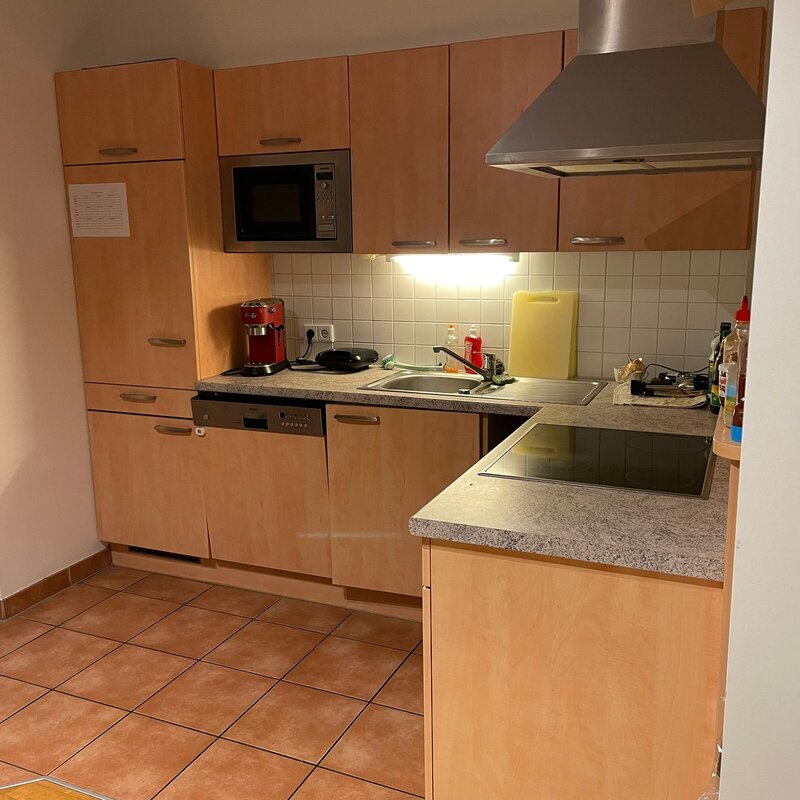 Helle Einbauküche mit Geschirrspüler & Kaffeemaschine – 3-Zimmer Wohnung, Kurzzeitmiete Linz, Wohnen auf Zeit 1 bis 6 Monate