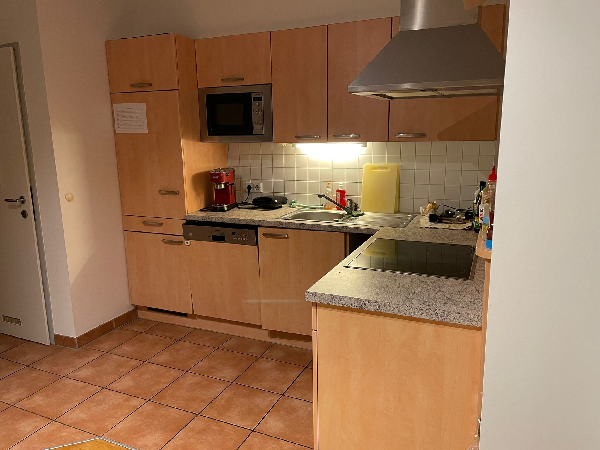 Helle Einbauküche mit Geschirrspüler & Kaffeemaschine – 3-Zimmer Wohnung, Kurzzeitmiete Linz, Wohnen auf Zeit 1 bis 6 Monate
