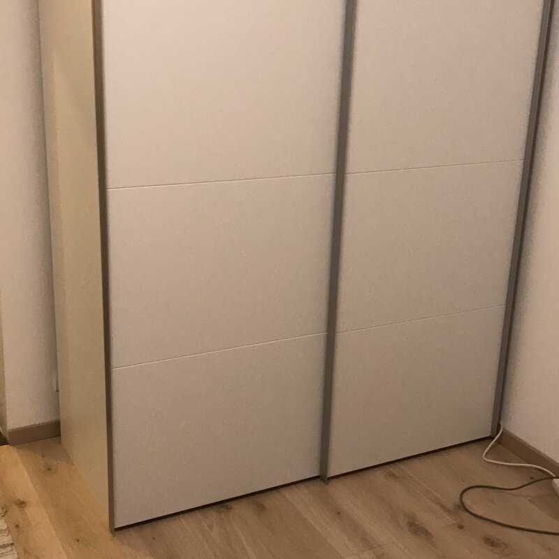 der Kasten hat rechts eine Kleiderstange und links Fächer, er bietet also genügend Stauraum