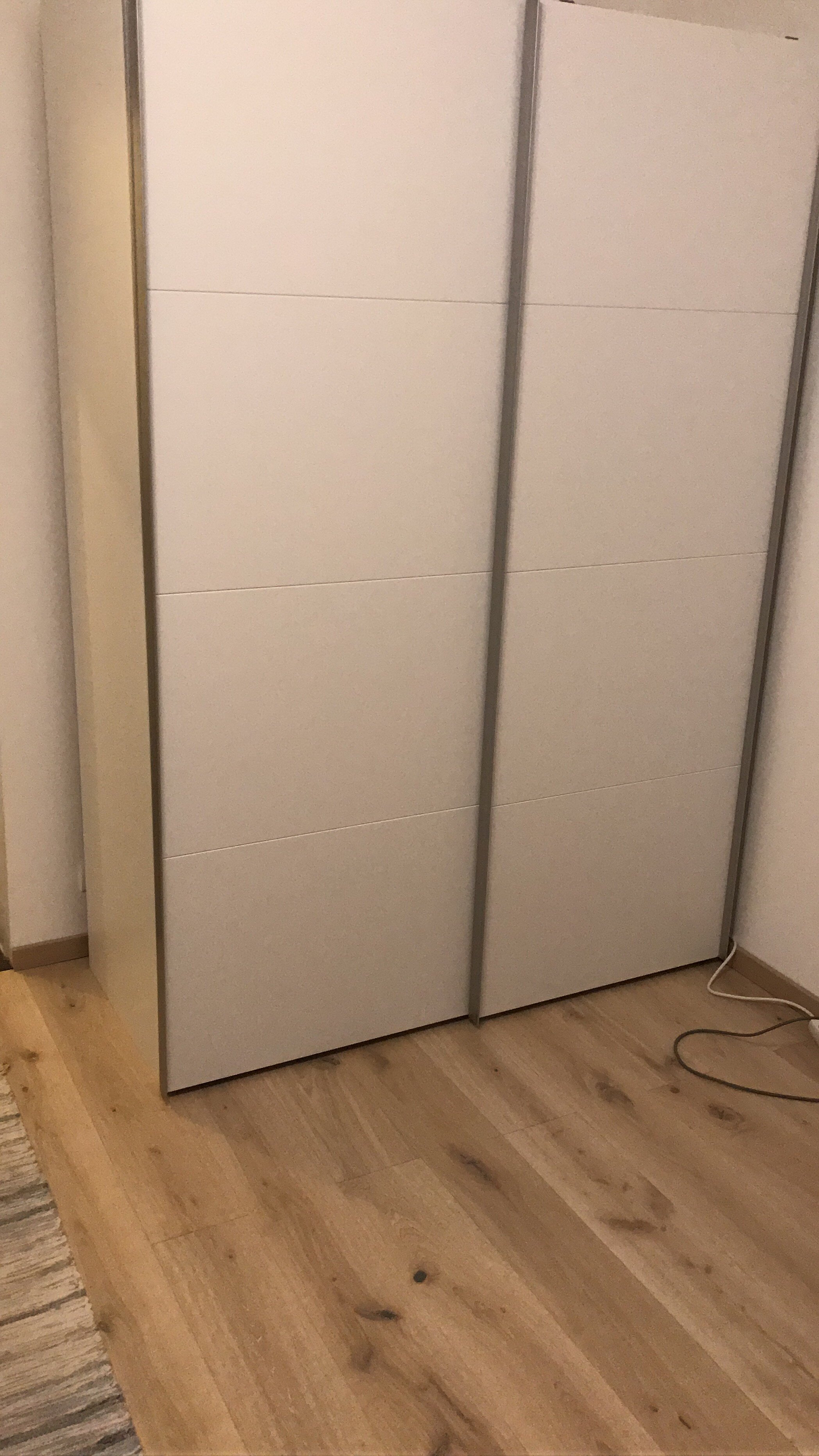 der Kasten hat rechts eine Kleiderstange und links Fächer, er bietet also genügend Stauraum