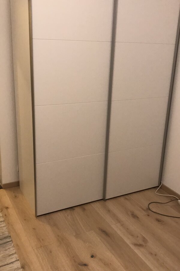 der Kasten hat rechts eine Kleiderstange und links Fächer, er bietet also genügend Stauraum